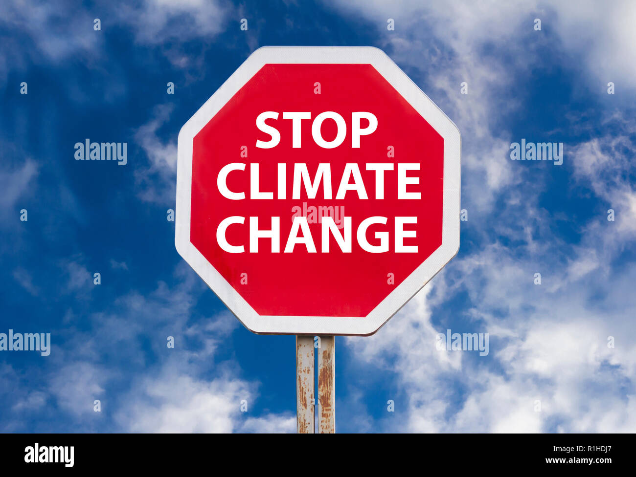 Arrêter le changement climatique sur fond de ciel bleu Banque D'Images