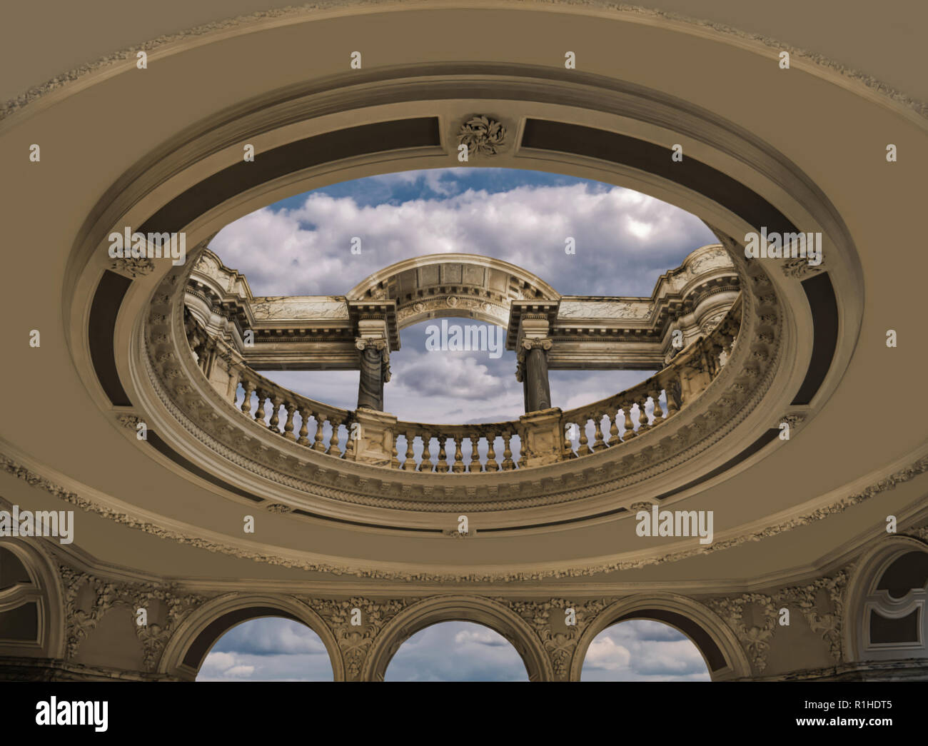 Une salle avec une ouverture ronde et les colonnes sans un dôme avec une vue sur le ciel. Banque D'Images