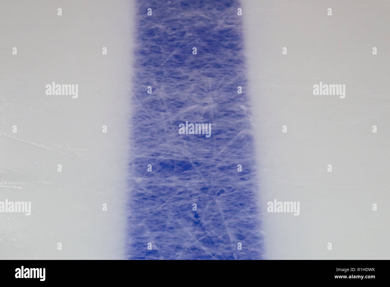 Arrière-plan de la glace avec les marques de patinage et hockey, texture bleu Banque D'Images