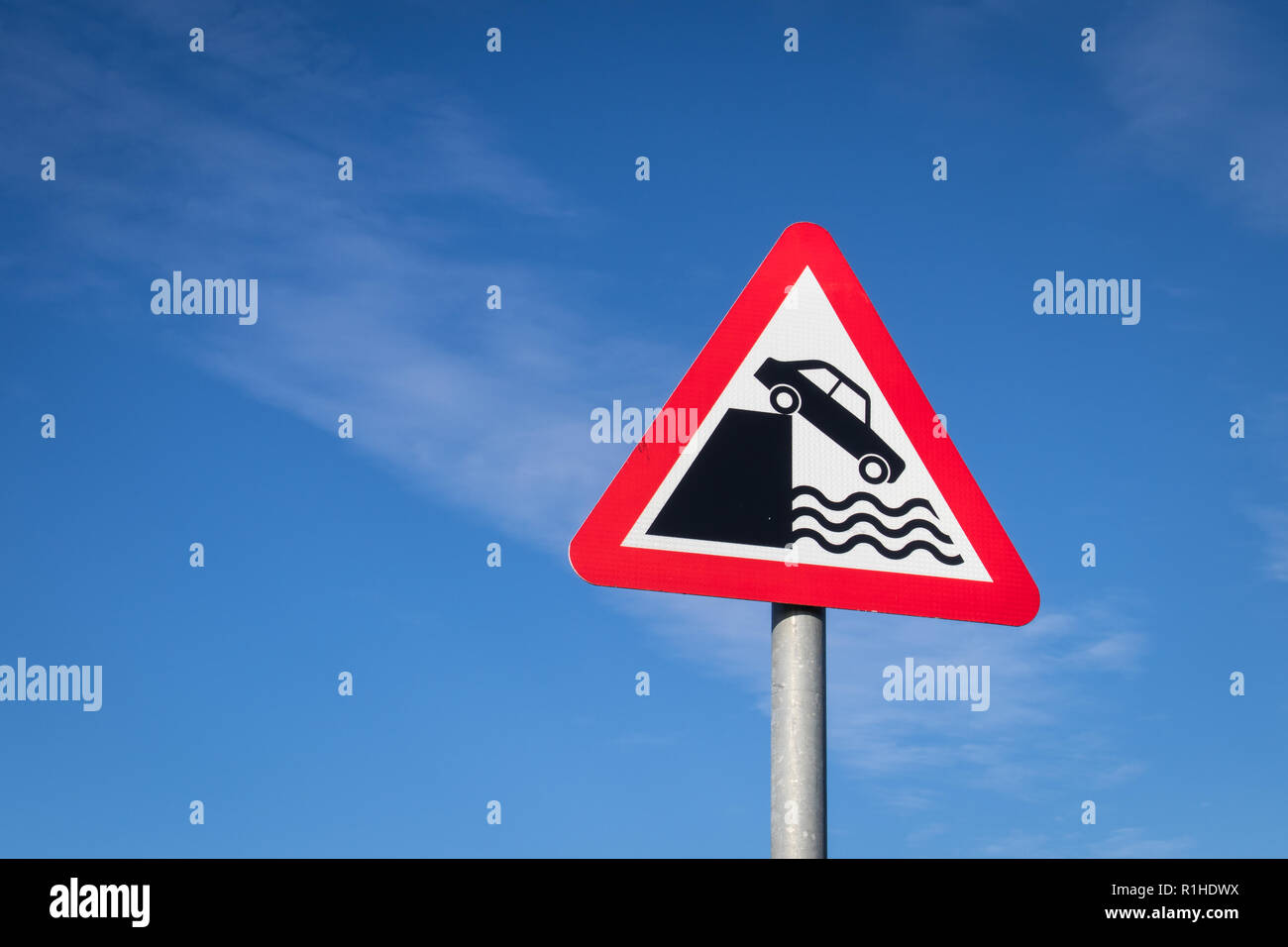 Code de la route triangle rouge panneau routier au Royaume-Uni avertissement les automobilistes sur le danger d'un quai ou de la rivière. Banque D'Images