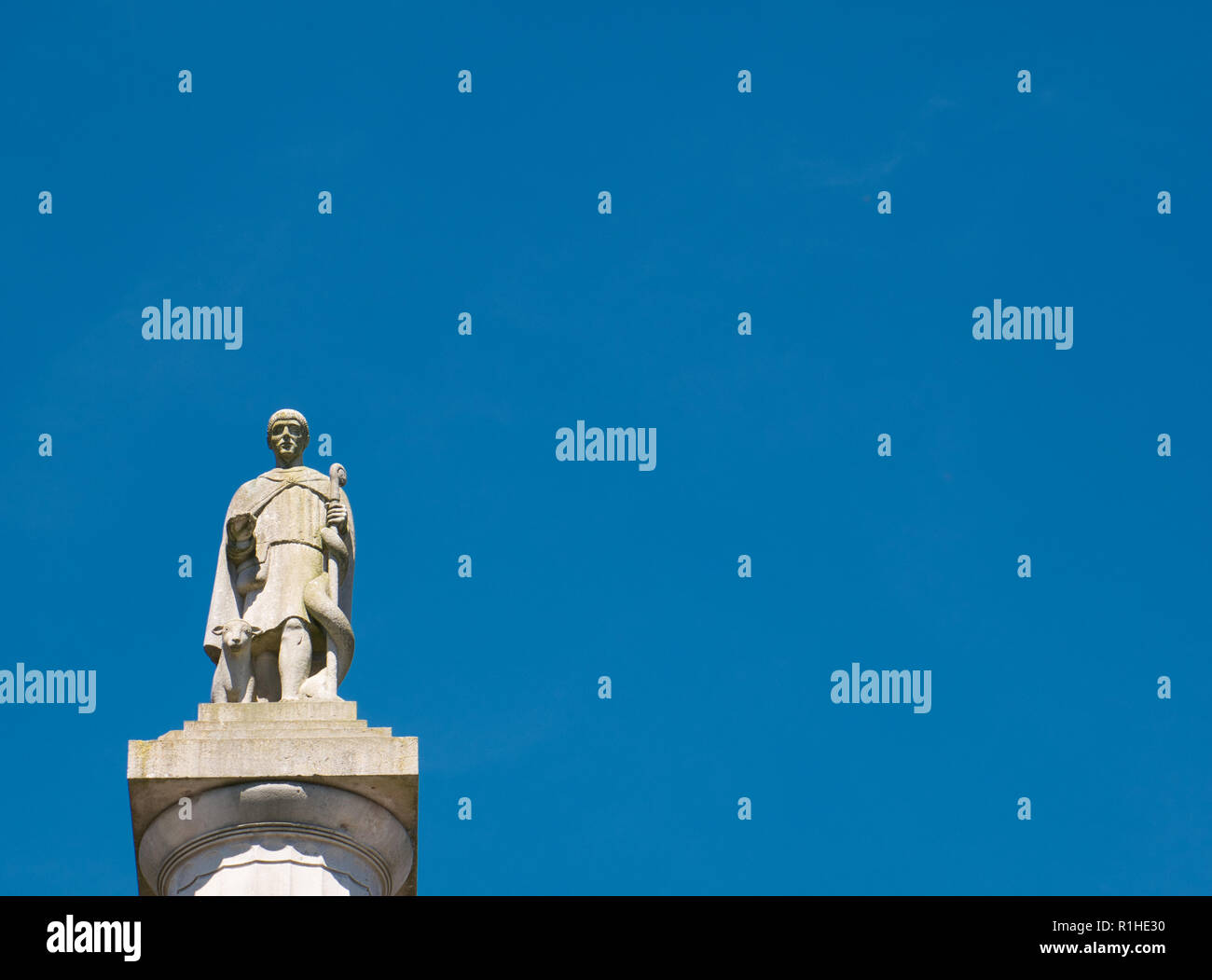 Une statue sur une colonne en face d'un ciel bleu et sans nuages Banque D'Images