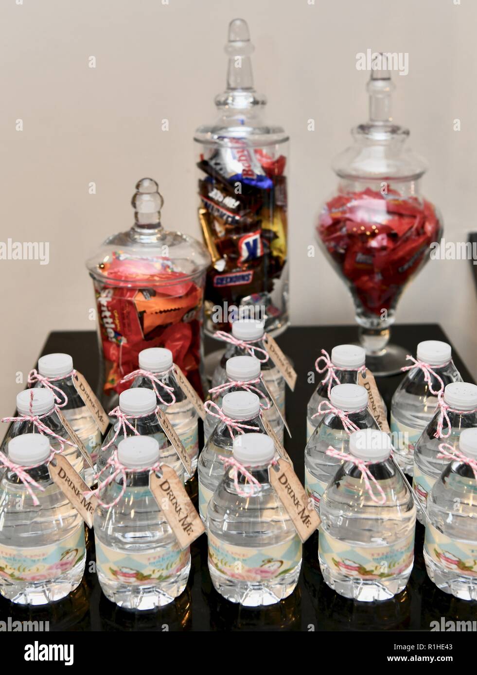 Petite bouteille d'eau avec partie décoration tags sur eux pour une fête  d'anniversaire Photo Stock - Alamy