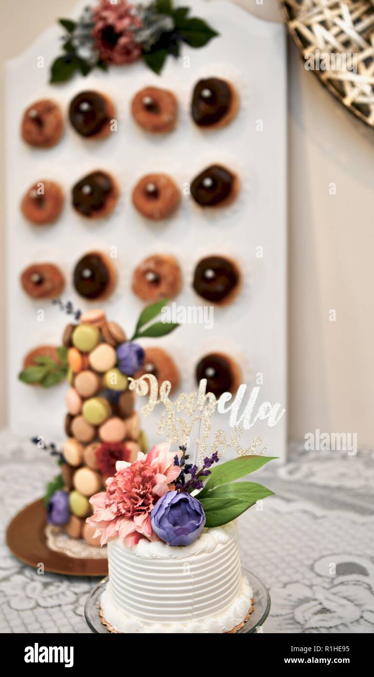 Table décorée avec dessert nourriture affiché Banque D'Images