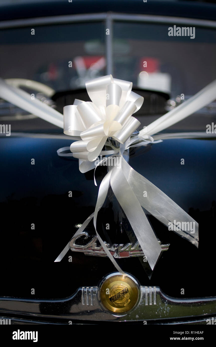 Close up du capot d'une voiture de mariage avec Chrysler décoration ruban Banque D'Images