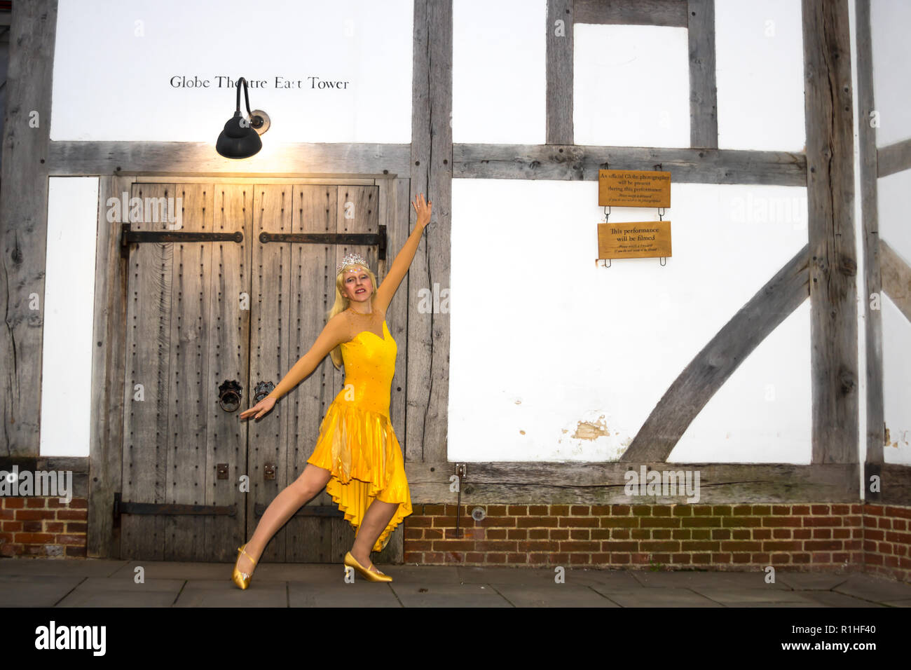 Actrice, chanteuse et danseuse Melody Burke décrit au Globe Theatre de Londres, portant son costume de danse avant un spectacle. Banque D'Images
