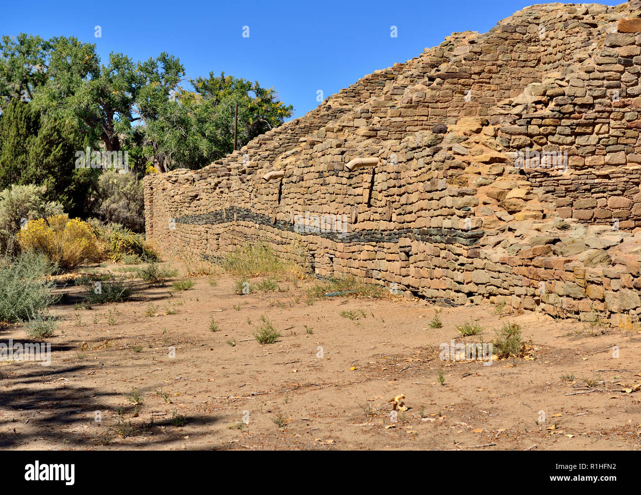 Décoration murale en pierre bleue, Maison à étages, les blocs de Aztec Ruins National Monument, New Mexico, USA 180927 69655_ Banque D'Images