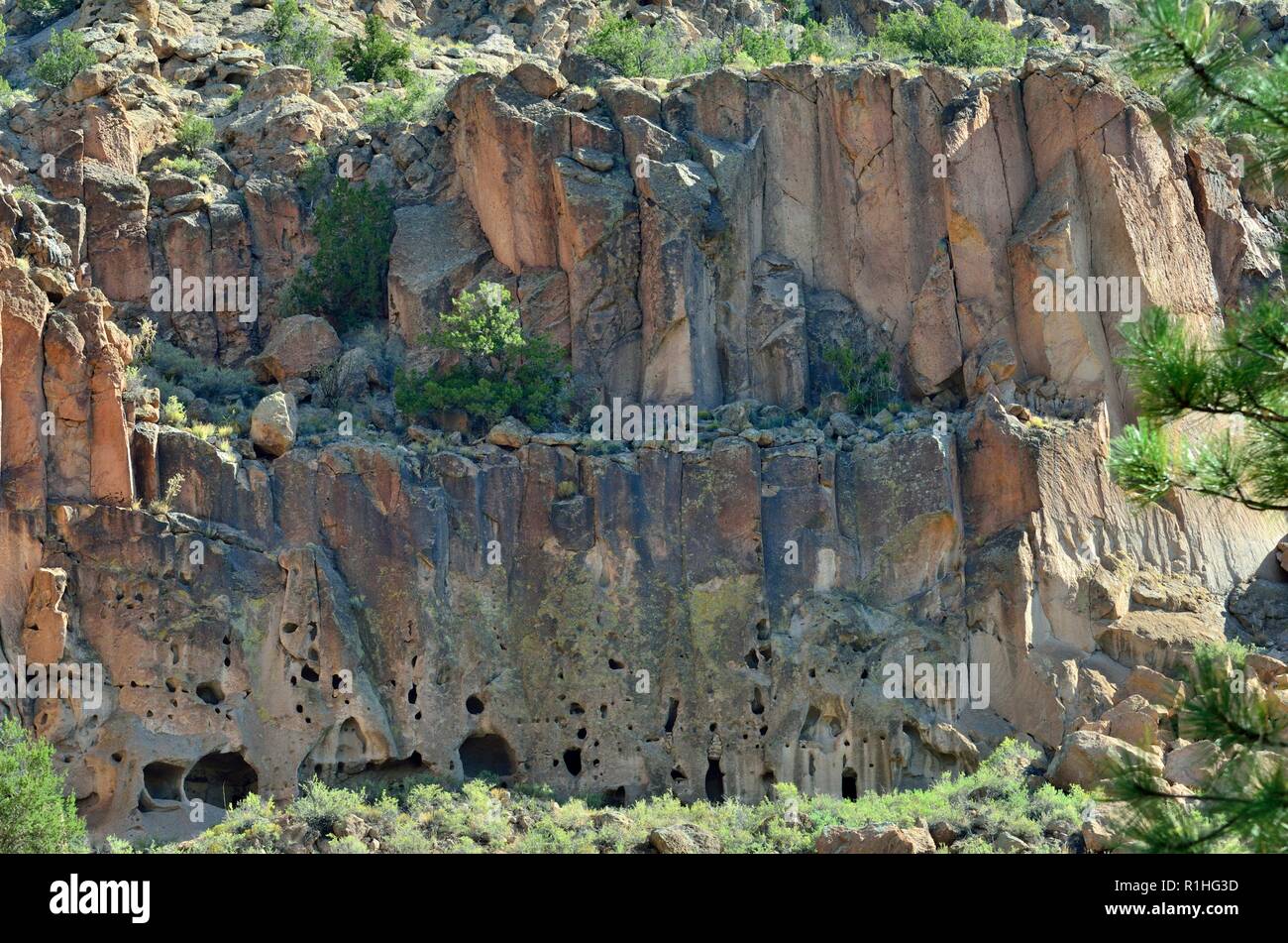 Cliff dwellings, Frijoles Canyon, Pajarito Plateau, Bandelier National Monument, New Mexico 74342 180924 Banque D'Images