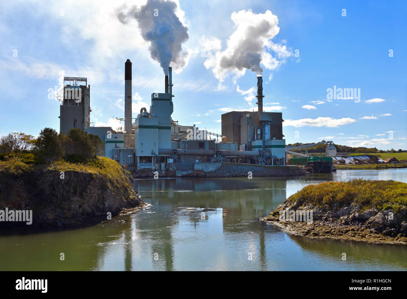 Un paysage horizontal image de la Irving Pulp mill situé dans le célèbre Reversing Falls sur la rivière Saint-Jean, dans la ville de Saint John Nouveau Brun Banque D'Images