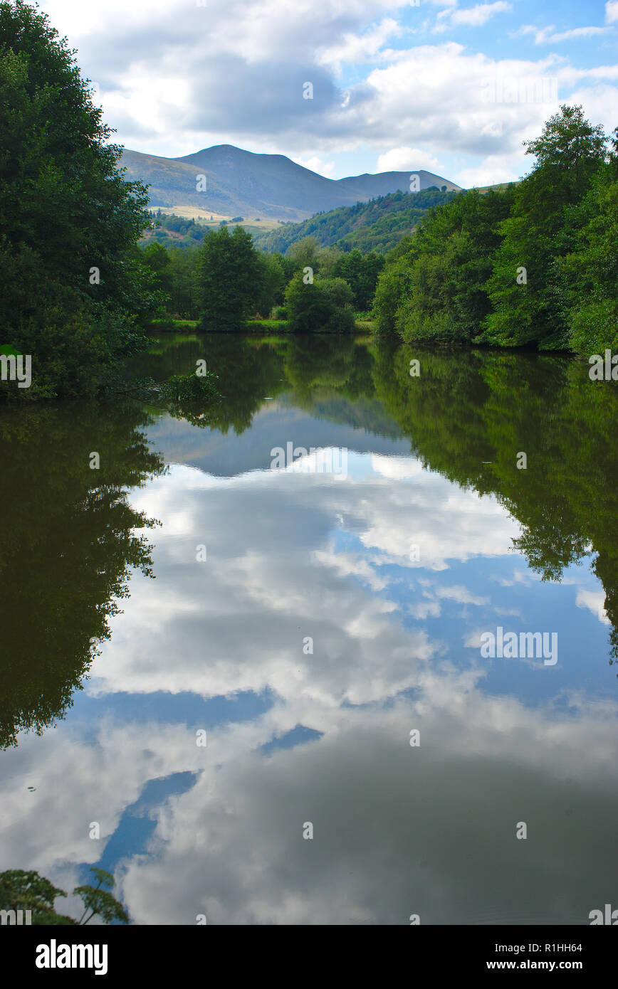 Vue sur le lac d'Aydat en été et réflexions des nuages. Auvergne, Puy-de-Dôme, France Banque D'Images
