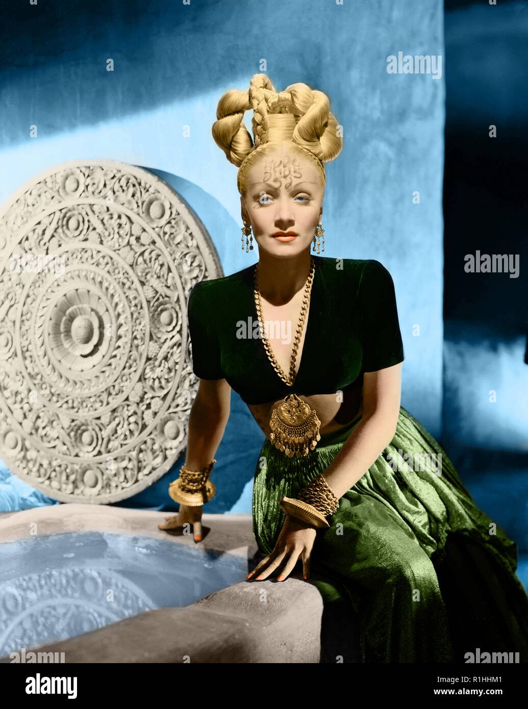 Dans les années 1920, Berlin, Dietrich a agi sur la scène et dans les films muets. Son rendement comme Lola-Lola dans l'Ange Bleu (1930) l'amena une renommée internationale et d'un contrat avec Paramount Pictures. Dietrich a joué dans des films hollywoodiens tels que le Maroc (1930), Shanghai Express (1932), et le désir (1936). Elle a échangé sur sa persona et glamour ressemble 'exotiques', et est devenue l'une des actrices les mieux payés de l'époque. Tout au long de la Seconde Guerre mondiale, elle était une artiste très en vue aux États-Unis. Bien qu'elle fait encore quelques films après la guerre, Dietrich a passé la plupart des années 50 à la 1 Banque D'Images