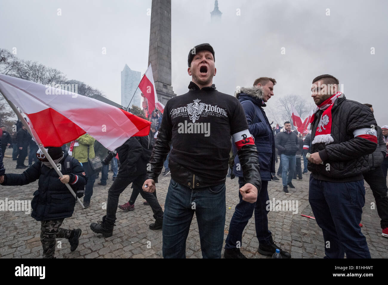 Des dizaines de milliers rejoindre le 100e anniversaire de l'indépendance mars organisé par les nationalistes polonais. Banque D'Images