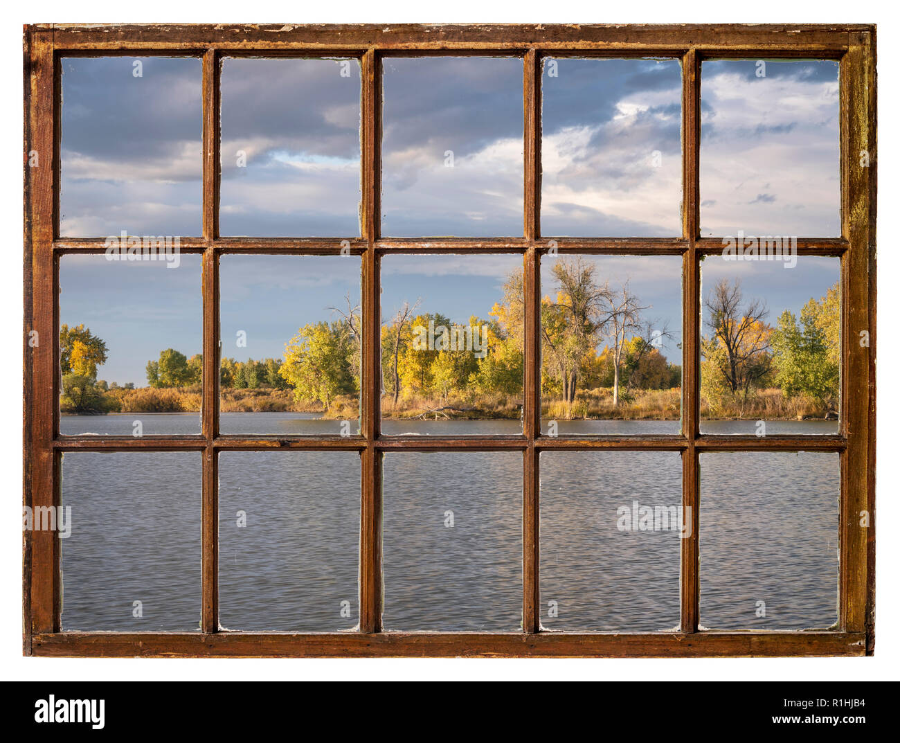 Lake en Californie avec un ciel dramatique et couleurs d'automne comme vu à partir d'une fenêtre vintage Banque D'Images