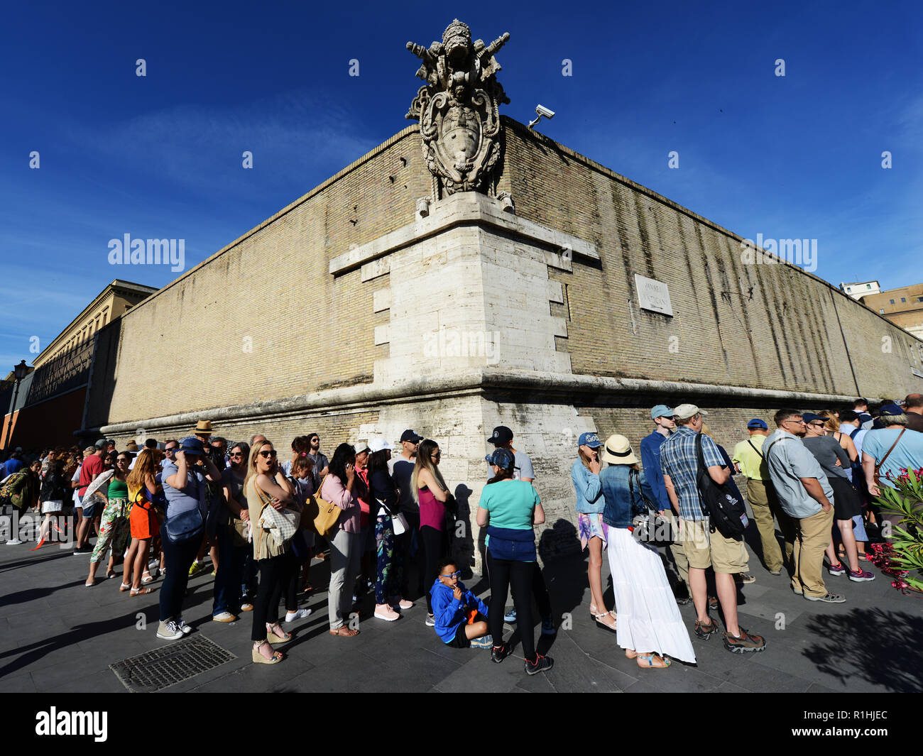 'Alignent pour obtenir une entrée gratuite au musée du Vatican le dernier dimanche de juin. Banque D'Images