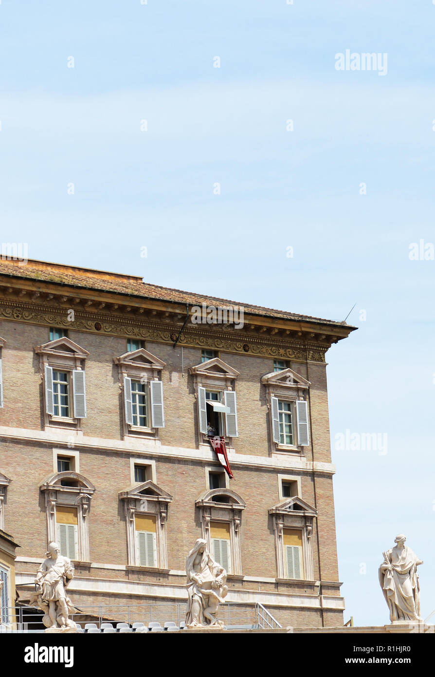 Le pape François lors de son discours dimanche à Saint Peter's m2 au Vatican. Banque D'Images