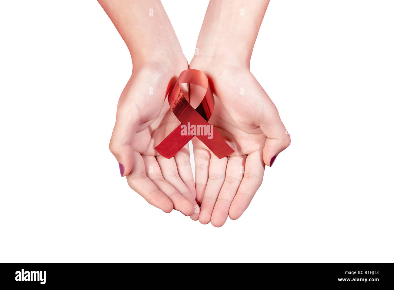 Ruban rouge sur le Vih Sida femme mains isolated over white background. La journée mondiale de lutte contre le sida Banque D'Images