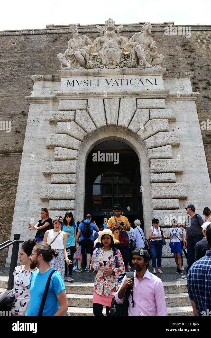 L'attente dans la ligne touristique à l'entrée du musée du Vatican au Vatican. Banque D'Images