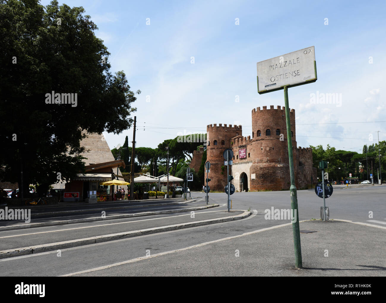 Porta San Paolo - 3ème siècle préservé porte de la ville, une partie de la muraille aurélienne, abritant le Musée de la façon Château Latour - Gîte donjon à Rome, Italie. Banque D'Images