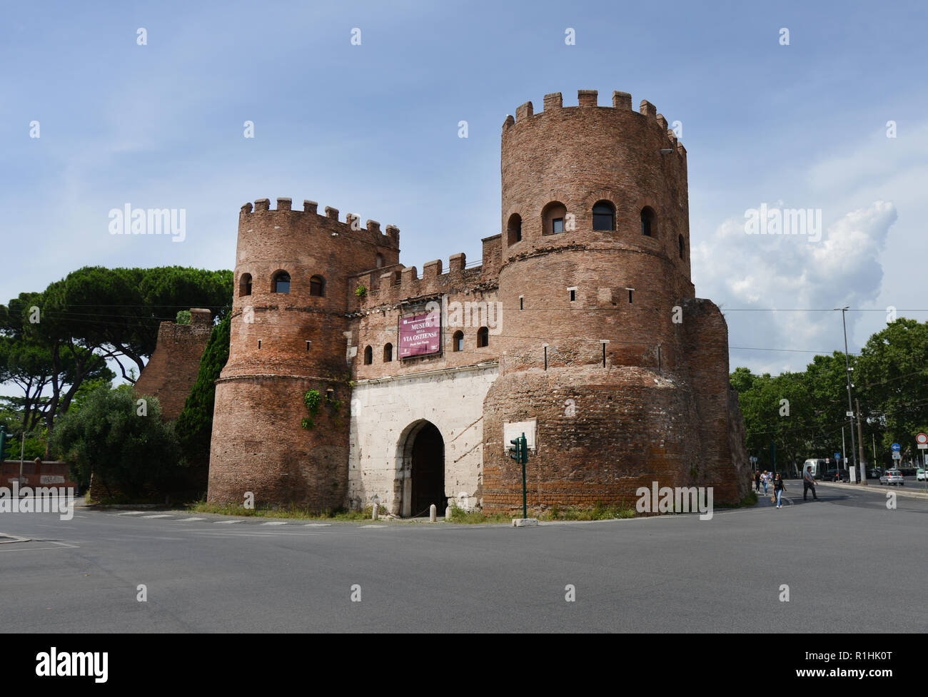 Porta San Paolo - 3ème siècle préservé porte de la ville, une partie de la muraille aurélienne, abritant le Musée de la façon Château Latour - Gîte donjon à Rome, Italie. Banque D'Images
