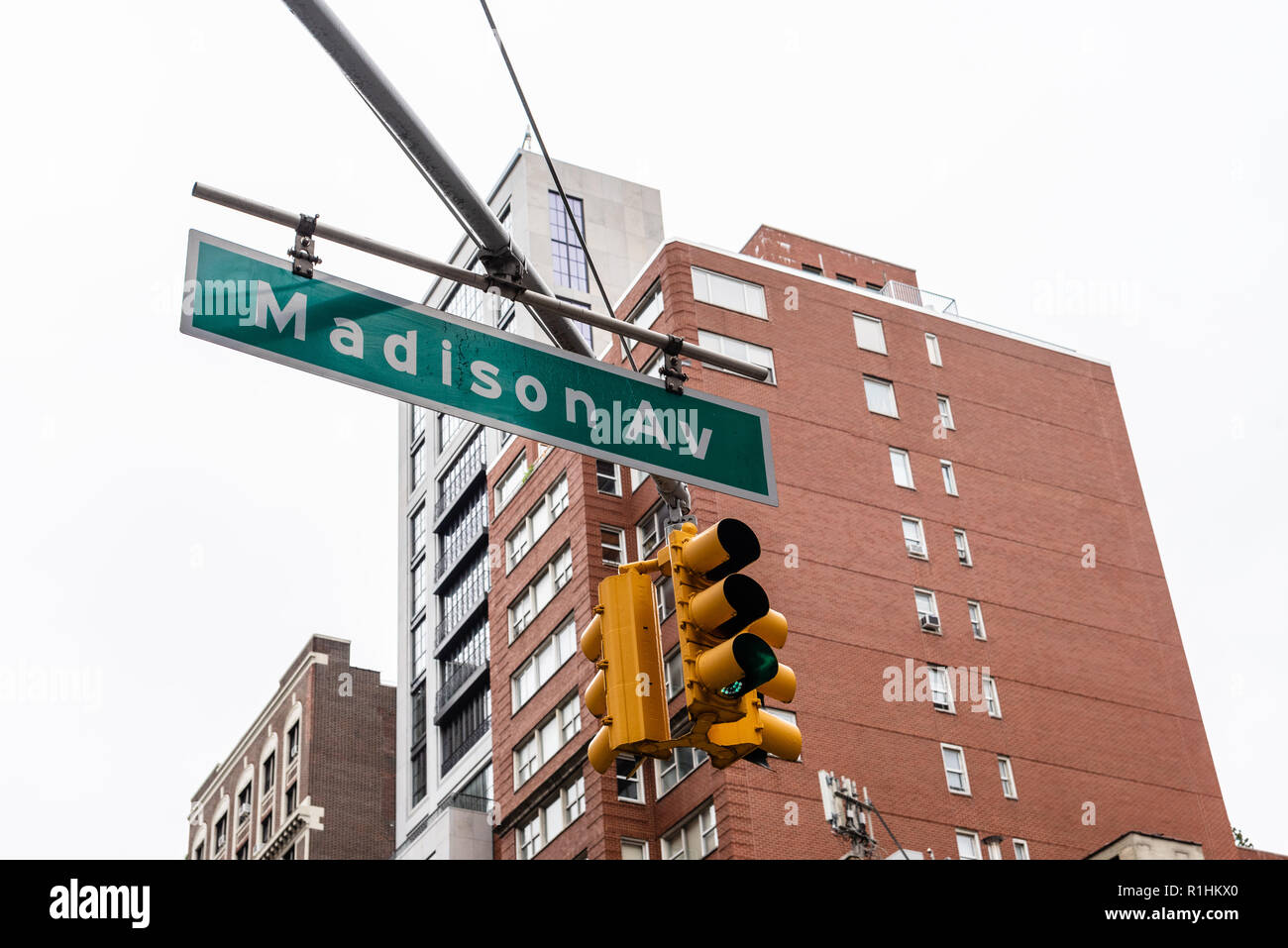 Low angle view of Madison Avenue Road sign in Upper East Side de New York contre une buildinsg clouday jour de l'été Banque D'Images