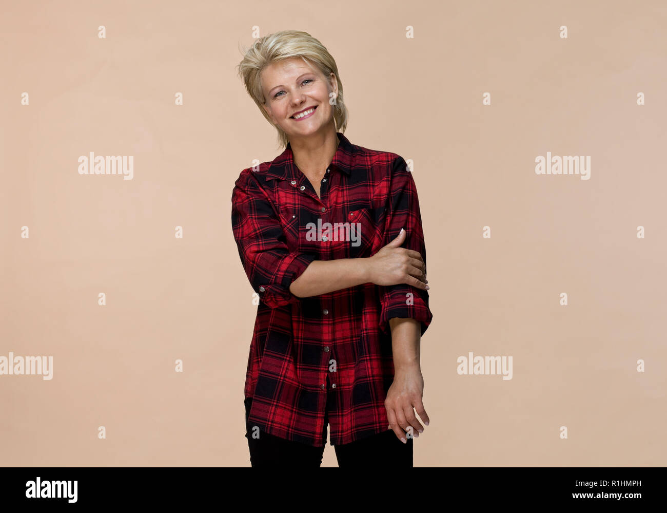 Amazing and cheerful smiling blonde femme en belle chemise à carreaux isolés, studio shot Banque D'Images
