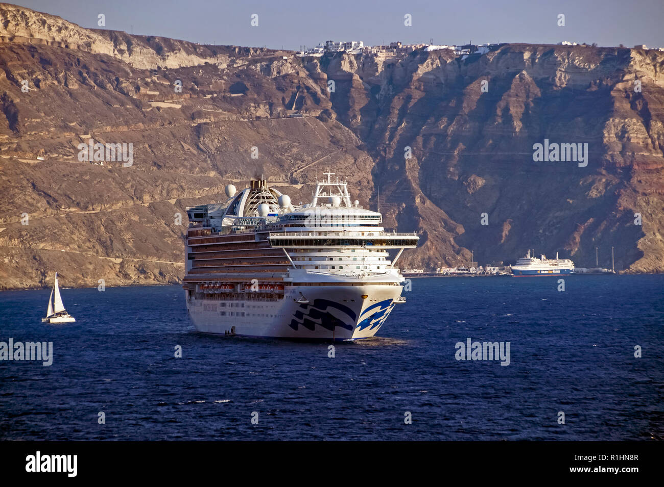 Princess Cruises bateau de croisière Crown Princess ancrées à Santorini Island dans le sud de la mer Egée Grèce Europe Banque D'Images