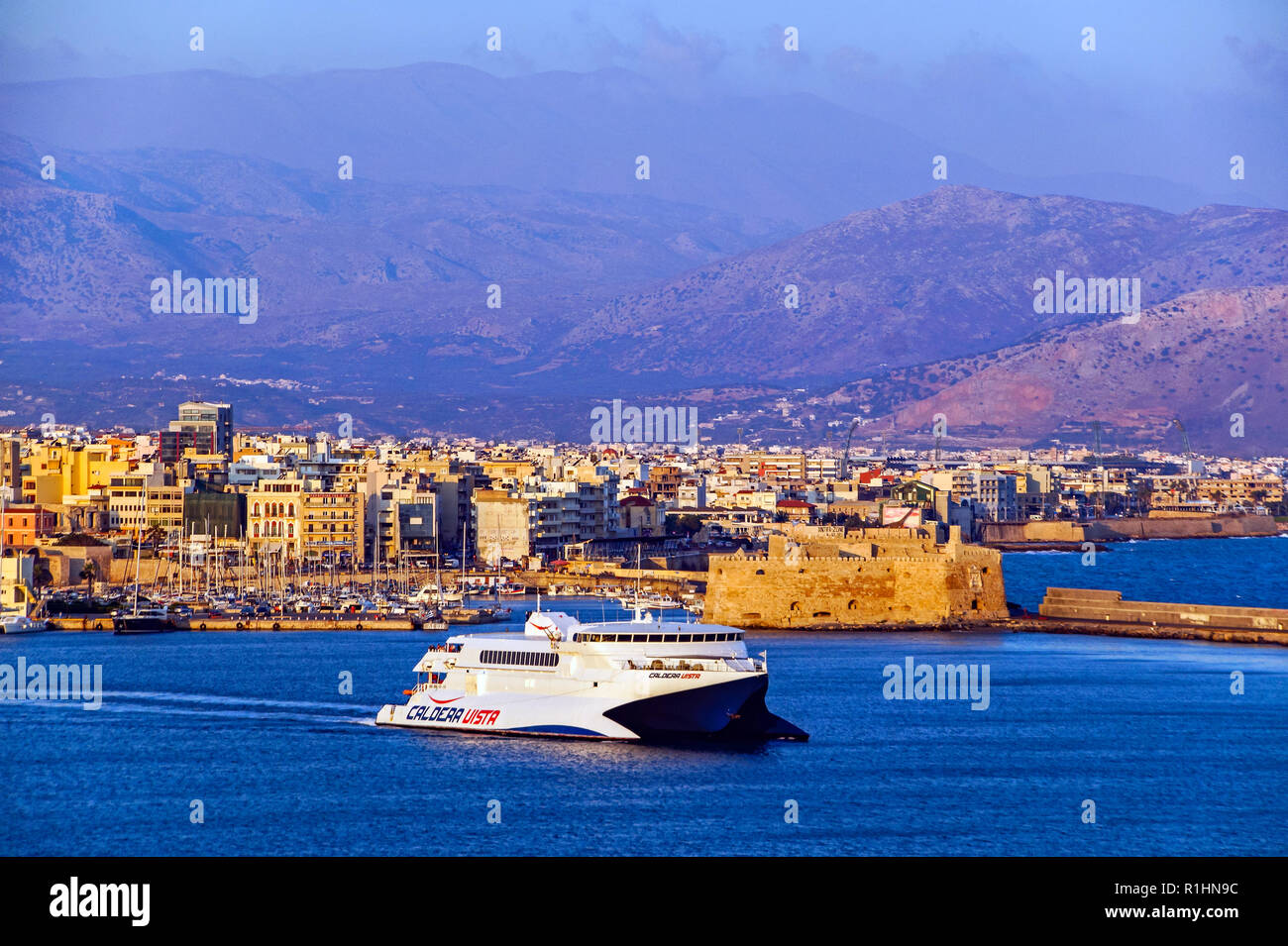 Catamaran Seajets Caldera Vista passant dans la forteresse de Rocca al Mare harbour Héraklion Crète Grèce Europe Banque D'Images