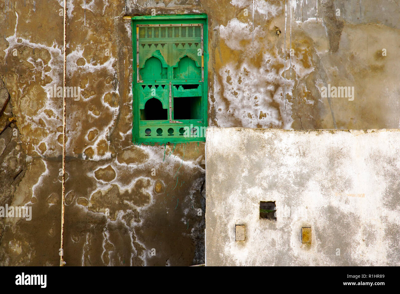 Maison traditionnelle omanaise abandonnés dans la région de Dhofar, Mirbat, Oman. Banque D'Images