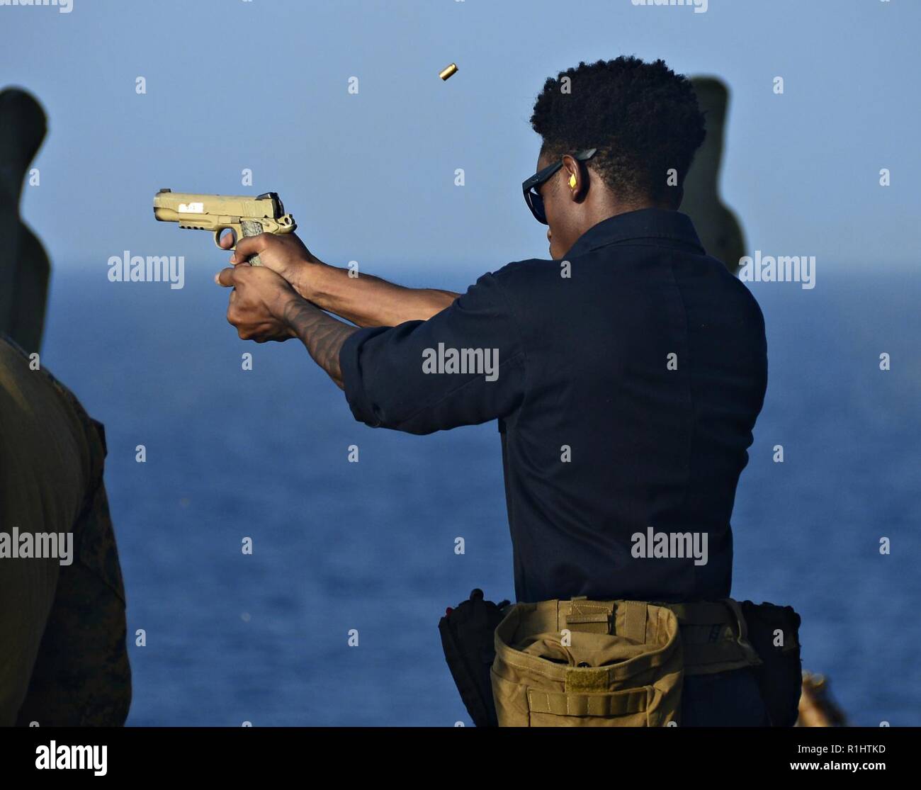 Océan Pacifique (sept. 21, 2018) - Des artilleurs Mate 3 classe Dominic Edney, de Daphne, Alabama, incendies le Marine Corps question standard 1911 petites armes de poing au cours de qualifications sur le pont d'envol du navire d'assaut amphibie USS Wasp LHD (1). Wasp, navire amiral du groupe expéditionnaire Wasp, à 31e MEU, opère dans la région indo-pacifique pour améliorer l'interopérabilité avec les partenaires et servir de force de réaction-prêt pour tout type d'imprévus. Banque D'Images