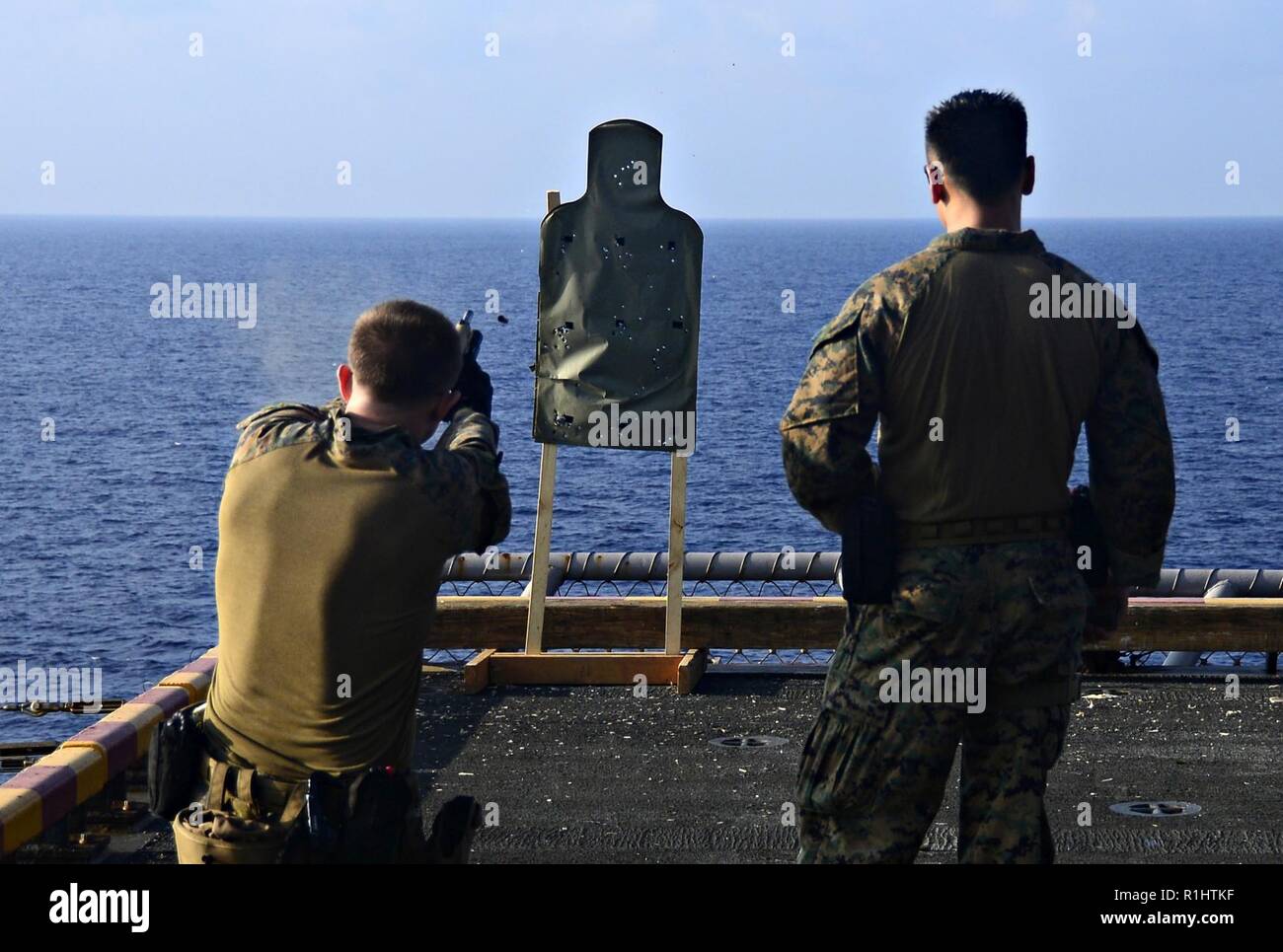 Mer de Chine orientale (sept. 21, 2018) - Marines attaché à la 31e Marine Expeditionary Unit (MEU) tirez sur la question standard M1911A1 au cours de petites armes de poing qualifications sur le pont d'envol du navire d'assaut amphibie USS Wasp LHD (1). Wasp Wasp, navire amiral du groupe amphibie, à 31e MEU, opère dans la région indo-pacifique pour améliorer l'interopérabilité avec les partenaires et servir de force de réaction-prêt pour tout type d'imprévus. Banque D'Images