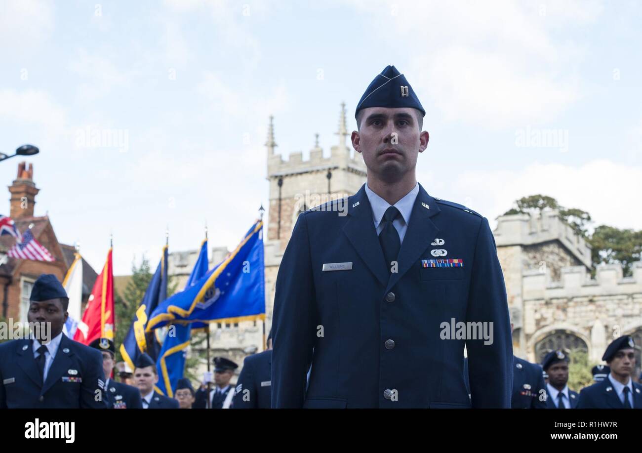 Les aviateurs de l'US Air Force à partir de la 501e escadre de soutien au combat de recevoir la liberté d'honoraire de la ville de Huntingdon Huntingdon, Angleterre le 21 septembre 2018. L'unité a été décerné l'honneur en reconnaissance de l'amitié qui existe entre la ville et le 501e de la femme. Banque D'Images