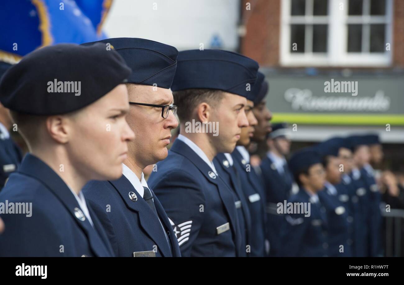 Les aviateurs de l'US Air Force à partir de la 501e escadre de soutien au combat de recevoir la liberté d'honoraire de la ville de Huntingdon Huntingdon, Angleterre le 21 septembre 2018. L'unité a été décerné l'honneur en reconnaissance de l'amitié qui existe entre la ville et le 501e de la femme. Banque D'Images