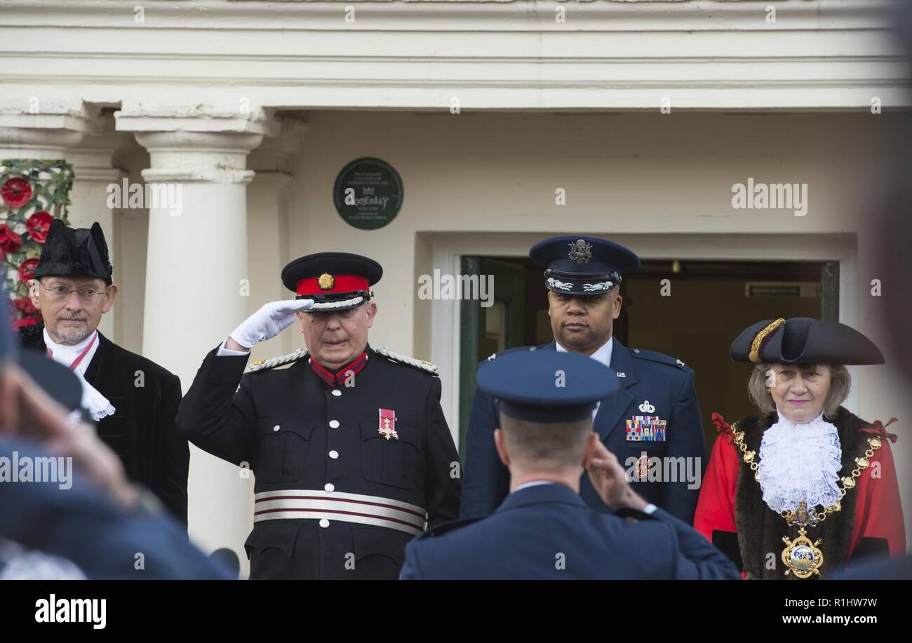 Les aviateurs de l'US Air Force de la 501e escadre de soutien au combat, présente un hommage à M. Andrew Harter (à gauche), High Sheriff de Cambridgeshire, Sous-lieutenant John Bridge (centre gauche), U.S. Air Force Le Colonel Ronald Cheatham (centre droit), Vice-Commandant 501e escadre de soutien au combat, et la Conseillère Sarah Gifford (à droite), maire de Huntingdon, au cours d'une cérémonie à la liberté d'Huntingdon Huntingdon, Angleterre le 21 septembre 2018. L'unité a été décerné le doctorat La liberté d'Huntingdon en reconnaissance de l'amitié qui existe entre la ville et le 501e de la femme. Banque D'Images