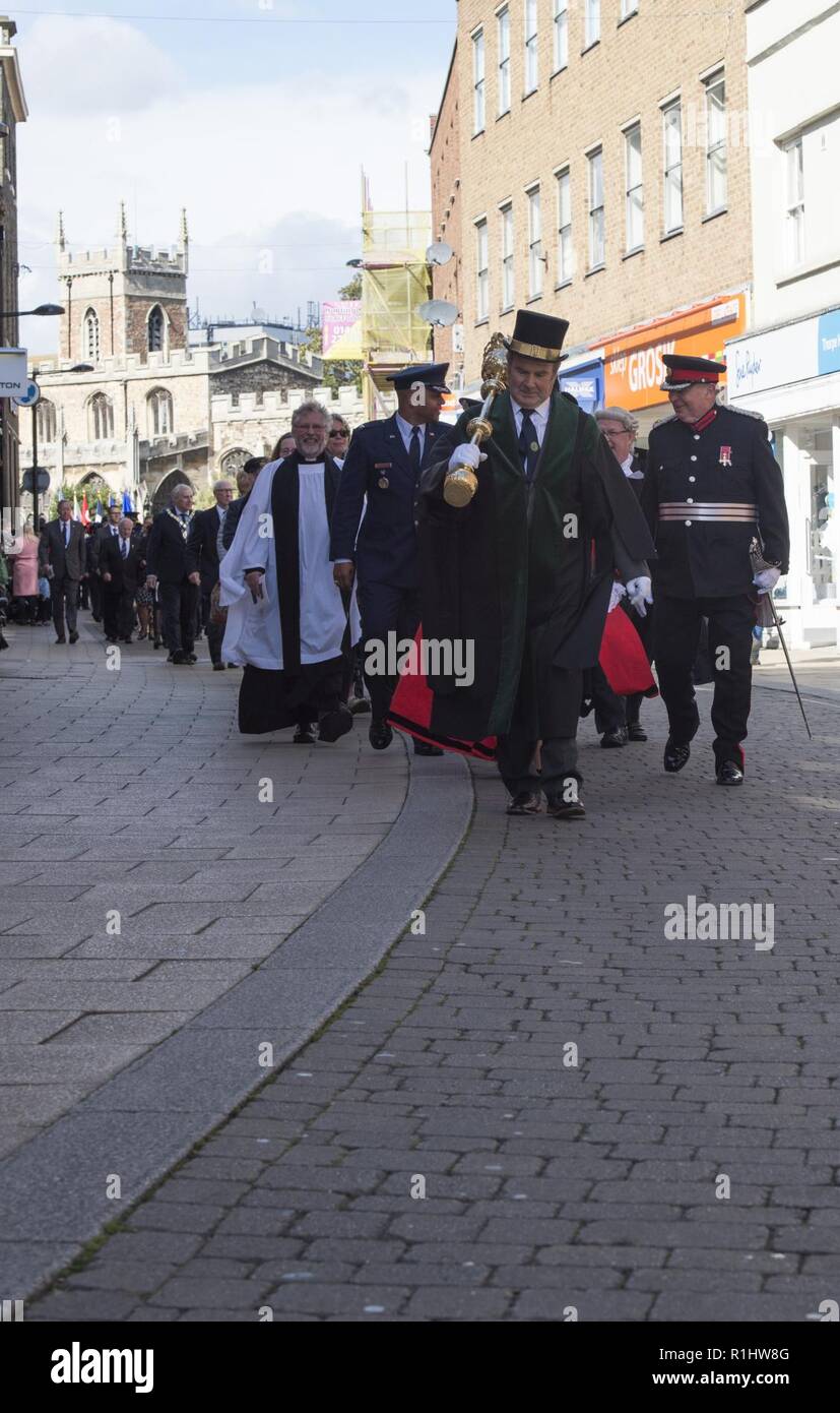 Les membres du Conseil de la ville de Huntingdon, district de Cambridgeshire et U.S. Air Force 501e escadre de soutien au combat à pied à travers la ville de Huntingdon, en Angleterre au cours d'une cérémonie de la liberté d'Huntingdon, le 21 septembre 2018. L'unité a été accordé l'honneur de recevoir la liberté de Huntingdon en reconnaissance de l'amitié qui existe entre la ville et le 501e de la femme. Banque D'Images