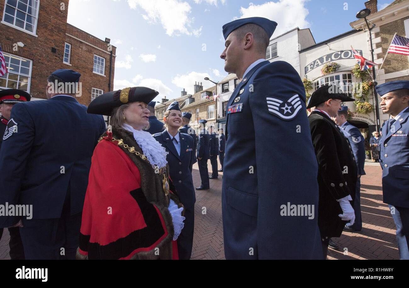 Sarah conseiller Gifford (à gauche), maire de Huntingdon, parle avec les aviateurs de l'US Air Force la 501e escadre de soutien au combat au cours d'une cérémonie à la liberté d'Huntingdon Huntingdon, Angleterre le 21 septembre 2018. L'unité a été décerné le doctorat La liberté d'Huntingdon en reconnaissance de l'amitié qui existe entre la ville et le 501e de la femme. Banque D'Images