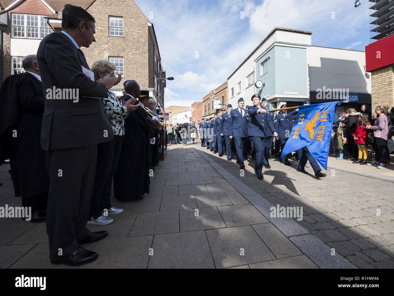 Les aviateurs de l'US Air Force à partir de la 501e escadre de soutien au combat de mars à la ville de Huntingdon, en Angleterre au cours d'une cérémonie de la liberté d'Huntingdon, le 21 septembre 2018. L'unité a été accordé l'honneur de recevoir la liberté de Huntingdon en reconnaissance de l'amitié qui existe entre la ville et le 501e de la femme. Banque D'Images