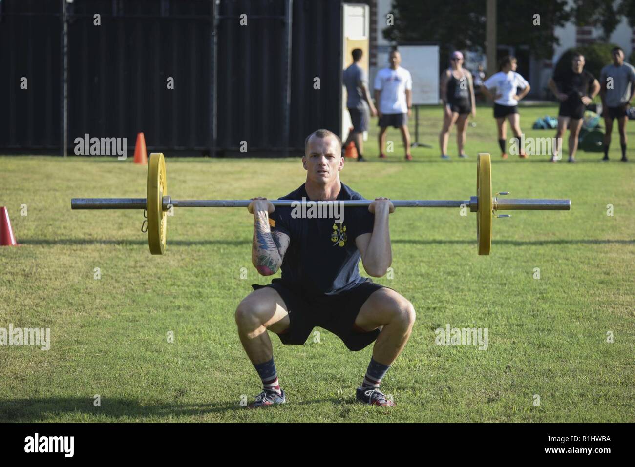 180921-RX777-014 Norfolk, Va. (sept. 20, 2018) Technicien d'équipement de soutien à l'Aviation Le Chef Daniel Miller effectue un nettoyage d'alimentation pendant une compétition entre Crossfit le porte-avions USS Dwight D. Eisenhower (CVN 69) (Ike) et la Royal Navy porte-avions HMS Queen Elizabeth II (R08). Ike est l'objet d'une disponibilité progressive prévue (PIA) au chantier naval de Norfolk au cours de la phase d'entretien de la flotte (Plan d'intervention optimisés OFRP). Banque D'Images