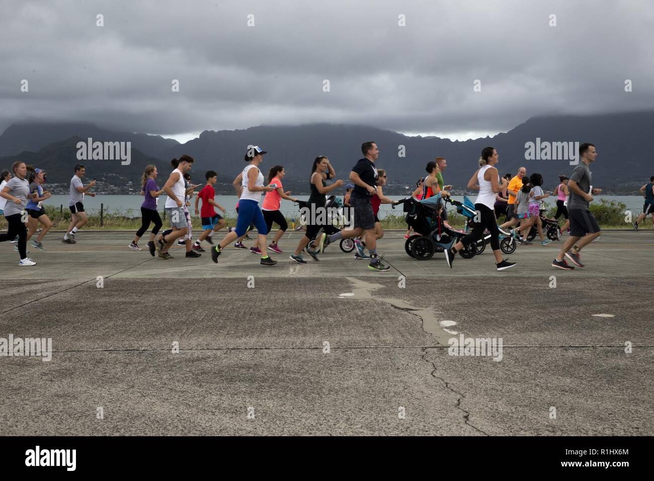 Les participants courent à travers la ligne de vol à bord de Marine Corps Air Station Kaneohe Bay pendant le coucher du soleil ligne de vol 5K tenue à bord du socle, le 21, 2018. Les participants ont eu l'occasion rare de courir sur la ligne de vol et la piste et profiter de la vue panoramique sur la péninsule de Mokapu. Banque D'Images