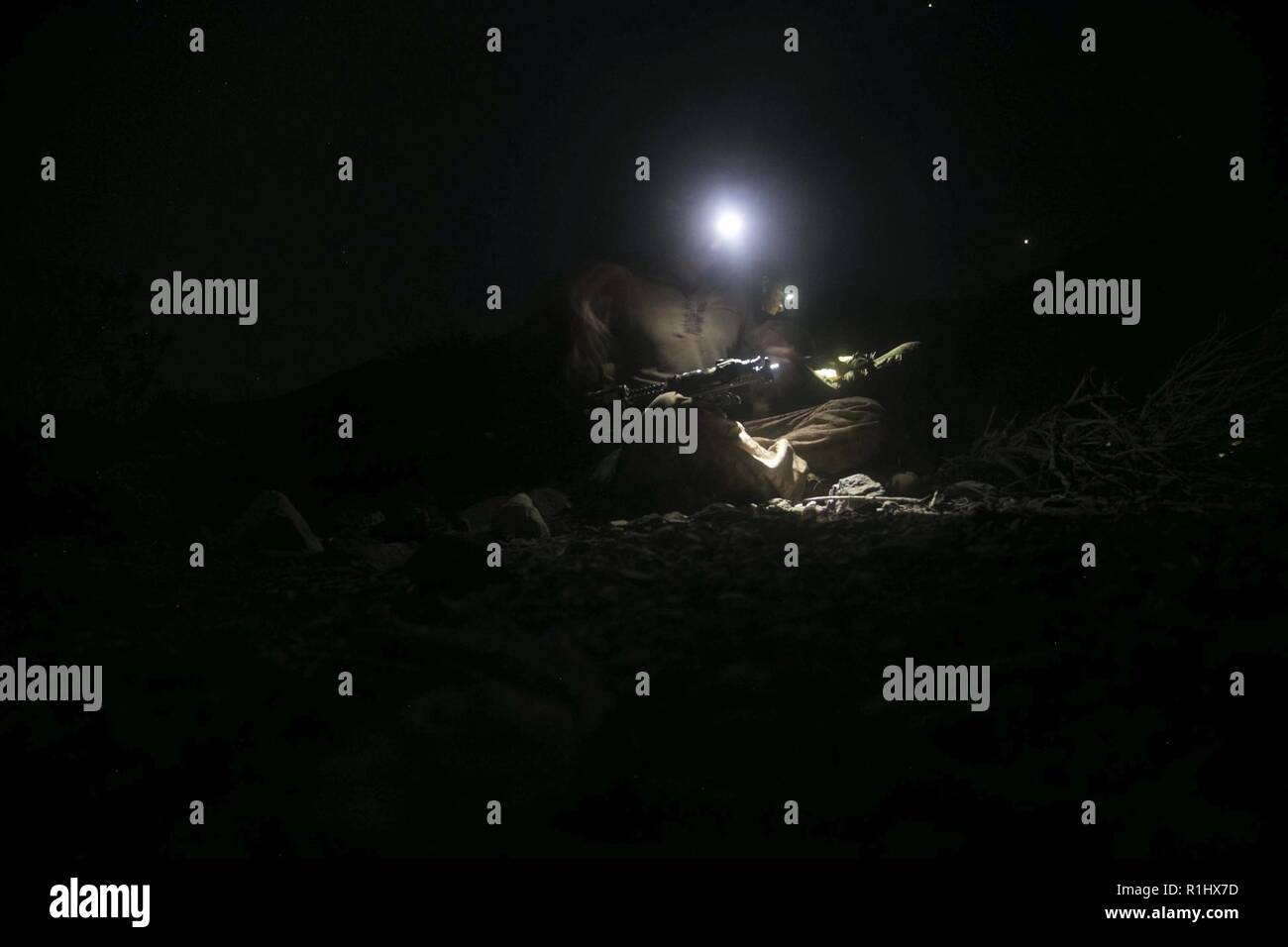 DJIBOUTI (sept. 19, 2018) 1er lieutenant Malcolm Kirk, officier d'infanterie affecté à la Compagnie India, l'Équipe de débarquement du bataillon 3/1, 13e Marine Expeditionary Unit, nettoie sa carabine M4 après une journée de formation tout en participant dans le théâtre de combat amphibie (Répétition TACR) 18. Dirigé par la force, de la Naval Amphibious Task Force 51/5ème Marine Expeditionary Brigade, TACR intègre U.S. Navy Marine Corps et biens pour pratiquer et répéter un éventail de capacités liées à l'combat critiques disponibles pour le Commandement central américain, sur mer comme à terre, à promouvoir la stabilité et la sécurité dans la région. 5e Flotte des États-Unis et Banque D'Images