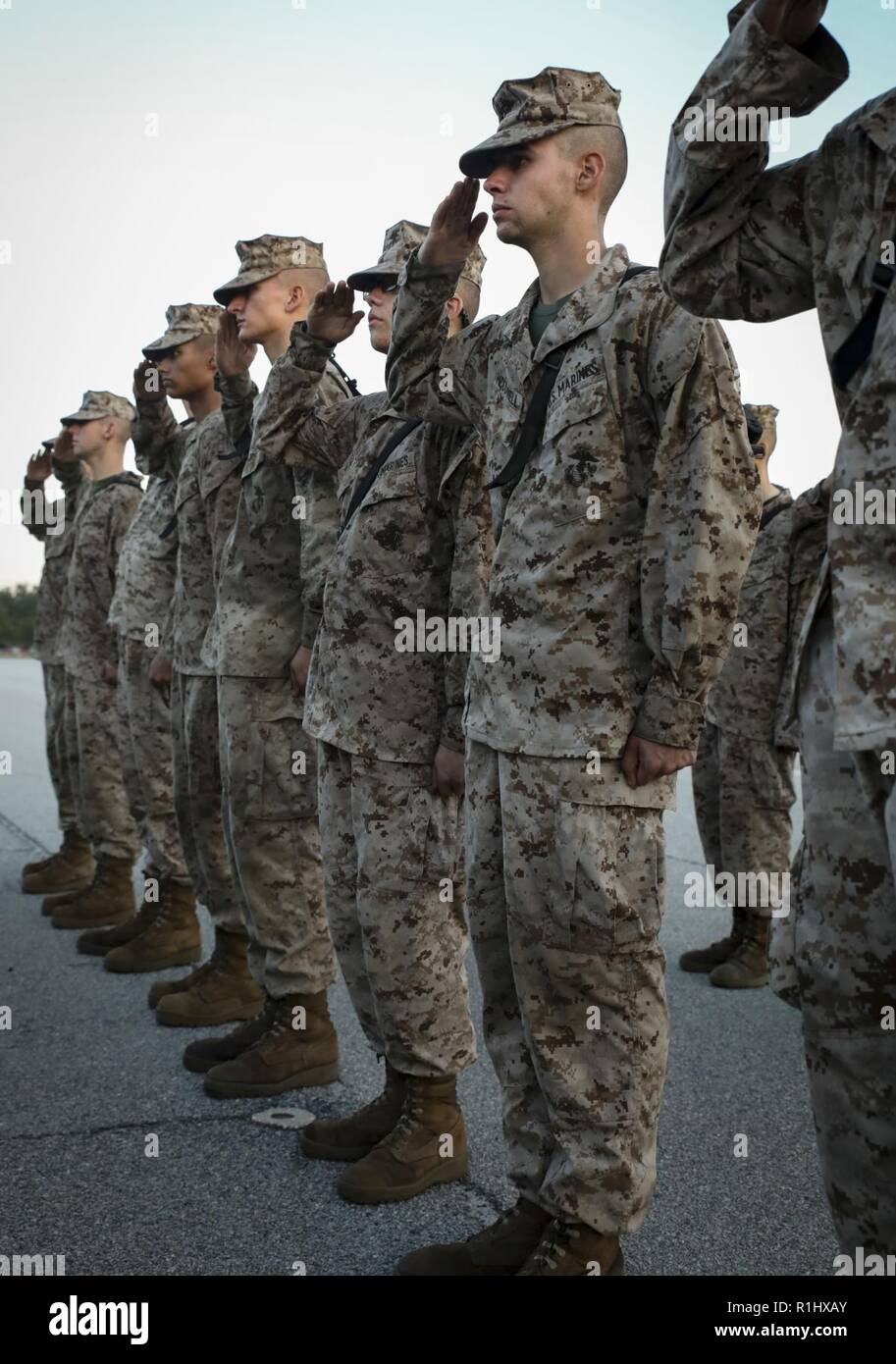 Recruter James McConnell, avec Lima Company, 3e Bataillon d'instruction des recrues, reçoit son aigle, Globe, et d'ancrage après avoir terminé le creuset, le Marine Corps Recruter Depot Parris Island, L.C. (du 22 septembre 2018. Le creuset est un événement culminant de 54 heures qui nécessite des recrues pour travailler en équipe pour surmonter les défis pour gagner le titre de United States Marine. Banque D'Images