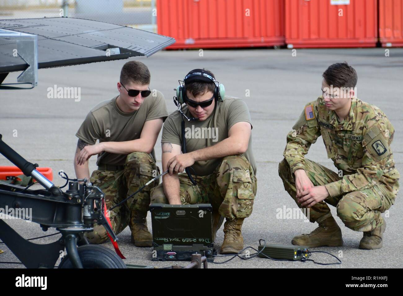 Les soldats du 1er Bataillon, 3e Régiment d'aviation d'attaque (Reconnaissance), 12e Brigade d'aviation de combat, de mener l'entretien de routine sur un hélicoptère Apache AH-64 le 20 septembre 2018, à l'aérodrome de l'Armée de terre Katterbach à Ansbach, Allemagne. Banque D'Images