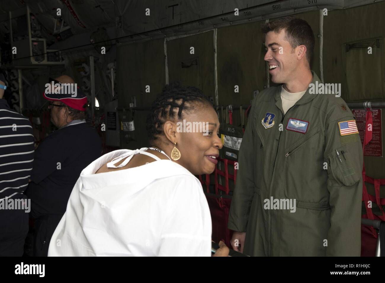 Le major Christopher Husher, un pilote affecté au 109e Airlift Wing, partage un local avec un rire à la base aérienne de Waterkloof, Afrique du Sud, au cours de l'aérospatiale et de la défense de l'Afrique de l'exposition, le 20 septembre 2018. Husher fait partie d'un contingent de New York et de l'Armée de l'air gardes qui représentaient leurs forces militaires de l'état au cours de la foire commerciale. Banque D'Images