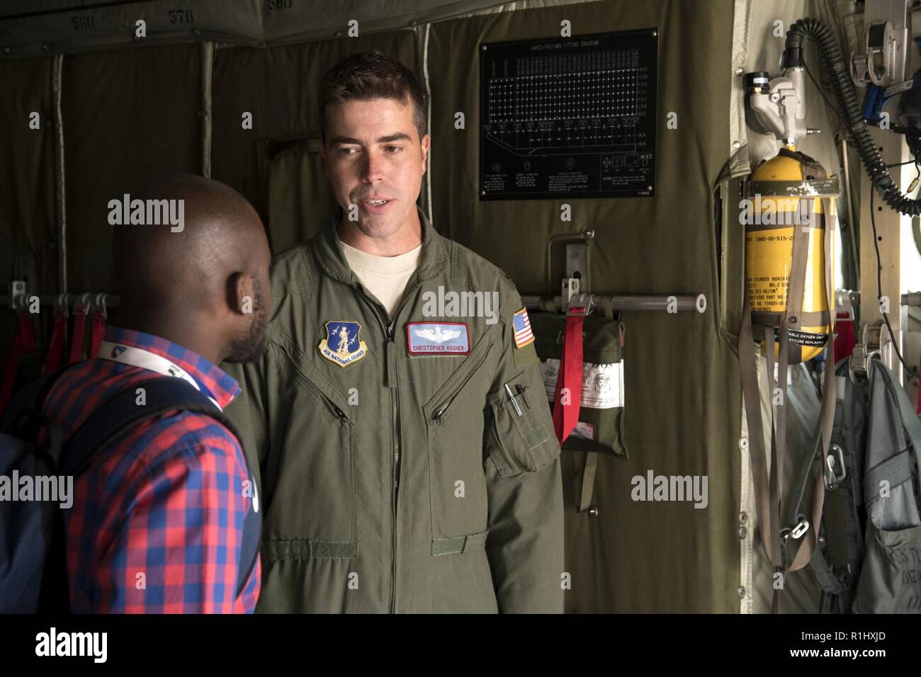 Le major Christopher Husher, un pilote affecté au 109e Airlift Wing, parle d'une section locale à la base aérienne de Waterkloof, Afrique du Sud, au cours de l'aérospatiale et de la défense de l'Afrique de l'exposition, le 20 septembre 2018. Husher fait partie d'un contingent de New York et de l'Armée de l'air gardes qui représentaient leurs forces militaires de l'état au cours de la foire commerciale. Banque D'Images