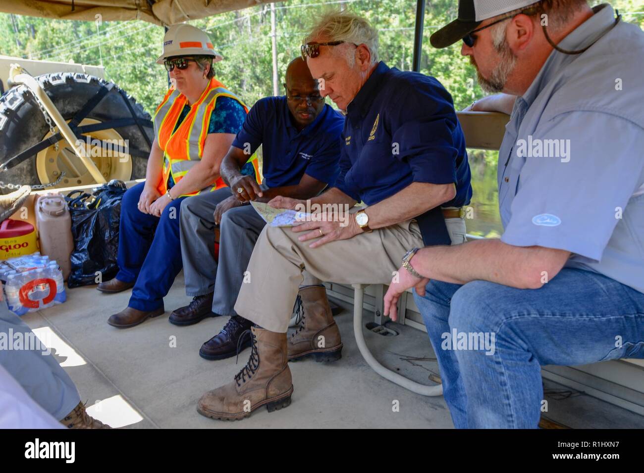 S.C. Gov. Évalue les dommages-intérêts McMaster Henry Nichols, L.C. (Caroline du Sud, sur la garde nationale de l'eau élevé, véhicule, le 22 septembre 2018. L'avion pour McMaster Nichols après d'importantes inondations enveloppé la ville en raison de fortes pluies et des eaux de ruissellement après l'ouragan Florence. Banque D'Images
