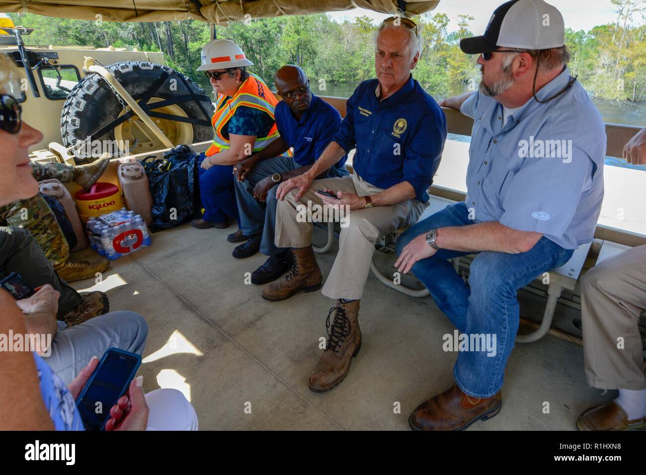 S.C. Gov. Évalue les dommages-intérêts McMaster Henry Nichols, L.C. (Caroline du Sud, sur la garde nationale de l'eau élevé, véhicule, le 22 septembre 2018. L'avion pour McMaster Nichols après d'importantes inondations enveloppé la ville en raison de fortes pluies et des eaux de ruissellement après l'ouragan Florence. Banque D'Images