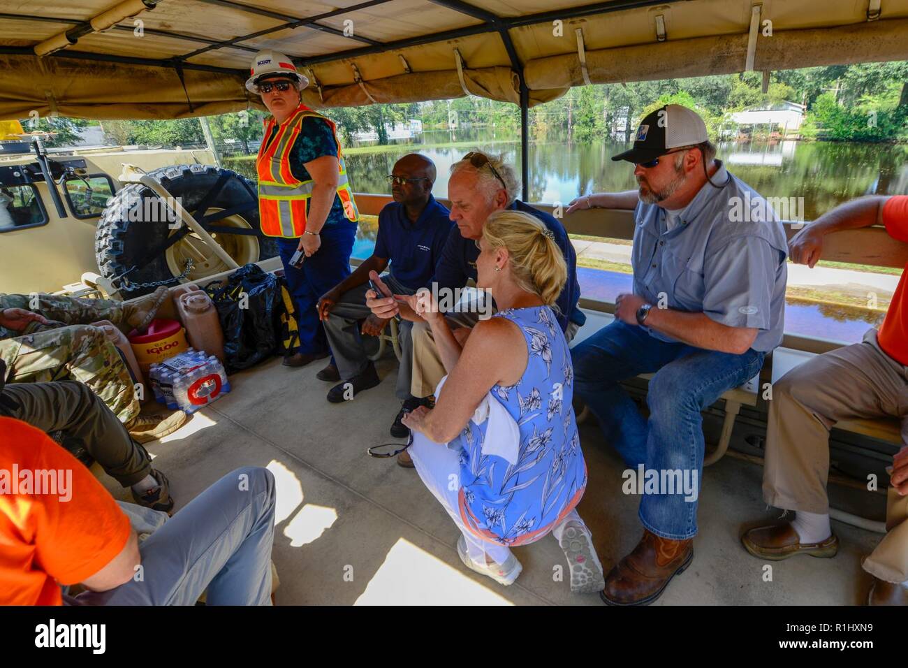 S.C. Gov. Évalue les dommages-intérêts McMaster Henry Nichols, L.C. (Caroline du Sud, sur la garde nationale de l'eau élevé, véhicule, le 22 septembre 2018. L'avion pour McMaster Nichols après d'importantes inondations enveloppé la ville en raison de fortes pluies et des eaux de ruissellement après l'ouragan Florence. Banque D'Images
