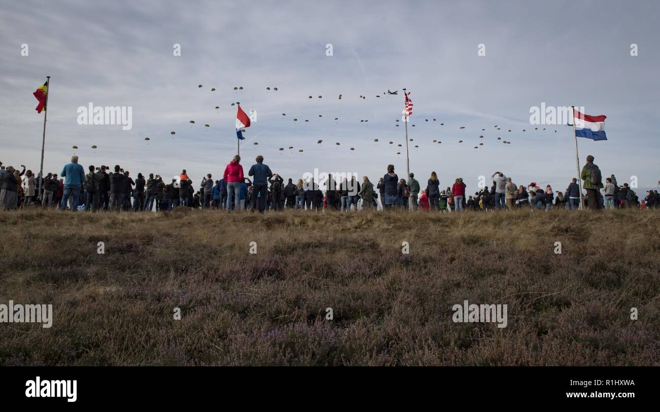 ERMELO, Pays-Bas (sept. 22, 2018) Les citoyens néerlandais regarder comme soldats aéroportés dans Houtdorperveld parachute Drop Zone lors de l'exercice Falcon Leap dans le cadre du 74e anniversaire de l'opération Market Garden. Cette année, la célébration a réuni quelque 750 parachutistes de sept pays différents pour une série d'opérations aéroportées et d'événements pour commémorer la plus grande opération aéroportée de l'histoire. À ce jour, des générations de Dutch se souvenir de la bravoure et le sacrifice de plus de 41 600 soldats des États-Unis, du Royaume-Uni et de la Pologne qui constituent ensemble l'armée aéroportée alliée. Bras des États-Unis Banque D'Images