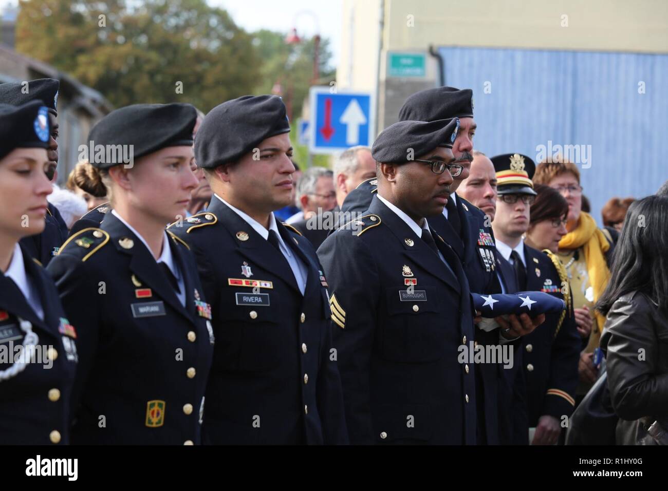 Le brig. Le Général Frederick R. Maiocco Jr., commandant de l'Armée 7e Commandement du soutien de la Mission, s'est joint à ses soldats, reconstitueurs et dignitaires de la France et les Etats-Unis dans le respect de l'armée américaine 16e Régiment d'infanterie, 1ère Division d'infanterie historique du passage à niveau du pont dans le village de Nonsard, France, au cours de la célébration du centenaire de la PREMIÈRE GUERRE MONDIALE, du 22 septembre 2018. Banque D'Images