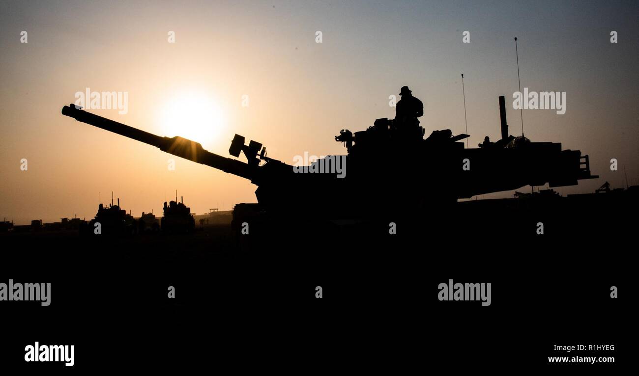 Les véhicules sont mis en scène à l'extérieur de la base d'opération avancée Gerber, près du Camp Buehring, Koweït, comme les soldats du 155e Armored Brigade Combat Team se préparer à les utiliser pour mener l'Union de fer 8 entraînement avec les Émirats arabes unis. Banque D'Images