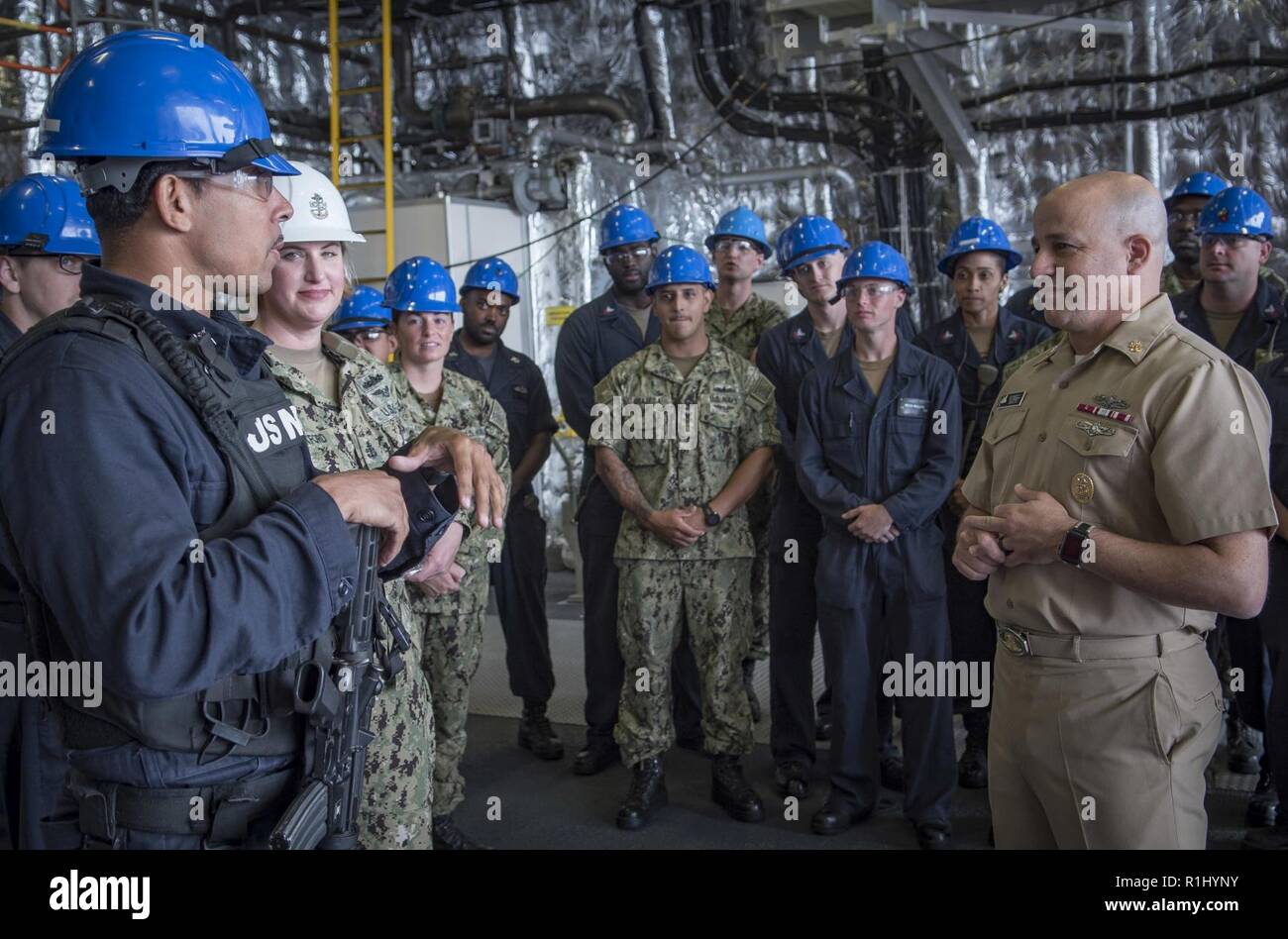 SAN DIEGO (sept. 20, 2018) Master Chief Petty Officer de la Marine Russell Smith parle à un appel mains libres à bord du navire de combat littoral USS Omaha (LCS) 12. Smith a visité le navire pour un engagement de la flotte de recueillir des commentaires et d'orientation partagée avec les marins basée à San Diego. Banque D'Images