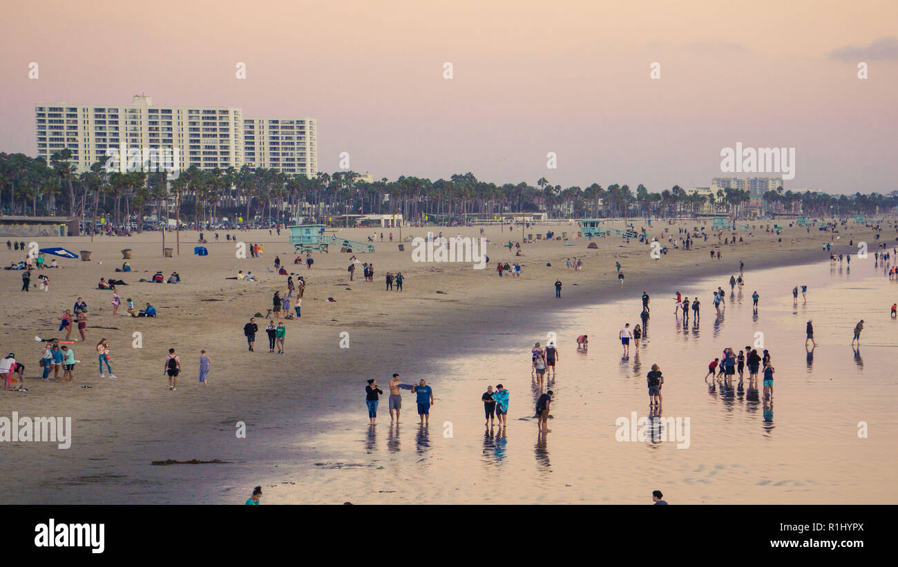 Des foules de gens sur Santa Monica Beach at sunset Banque D'Images